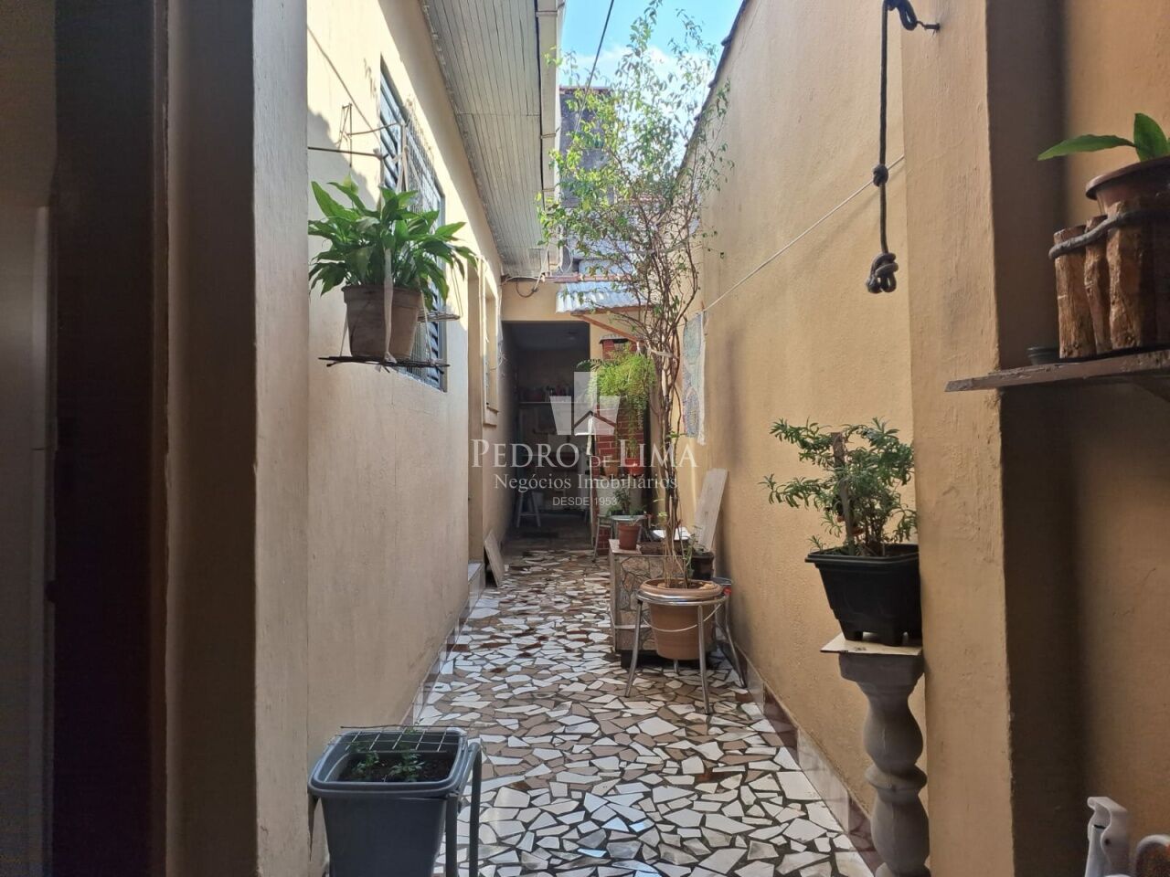 Casa térrea, com dois quartos, sala, cozinha, escritório, 2 banheiros, 2 vagas cobertas no Cangaiba