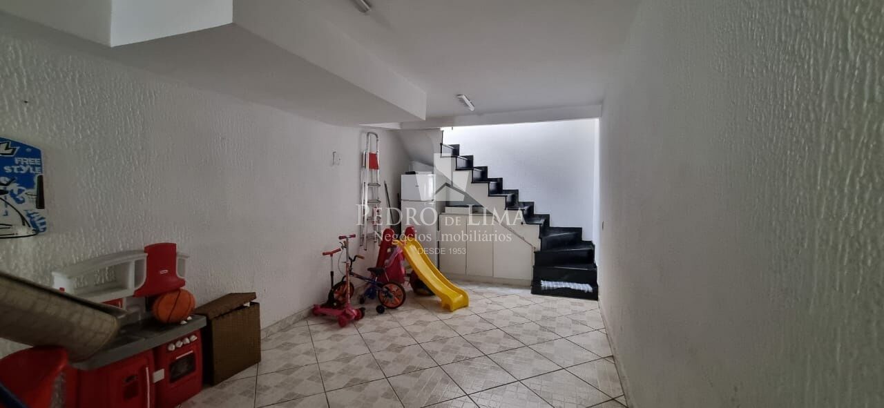 Sobrado frontal espaçoso  á venda  com 3 quartos, sendo 1 suíte e 4 vagas de garagem na Penha