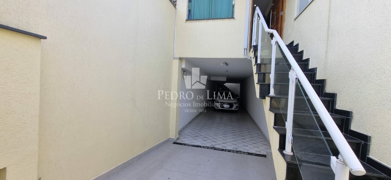 Sobrado frontal espaçoso  á venda  com 3 quartos, sendo 1 suíte e 4 vagas de garagem na Penha