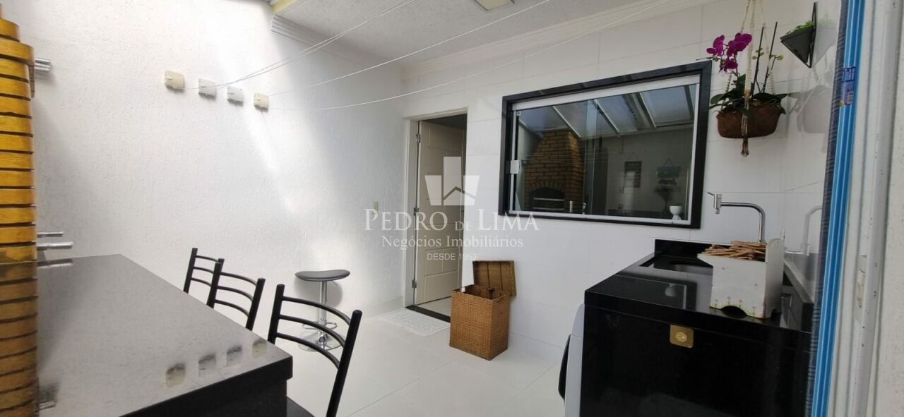 Sobrado frontal espaçoso  á venda  com 3 quartos, sendo 1 suíte e 4 vagas de garagem na Penha