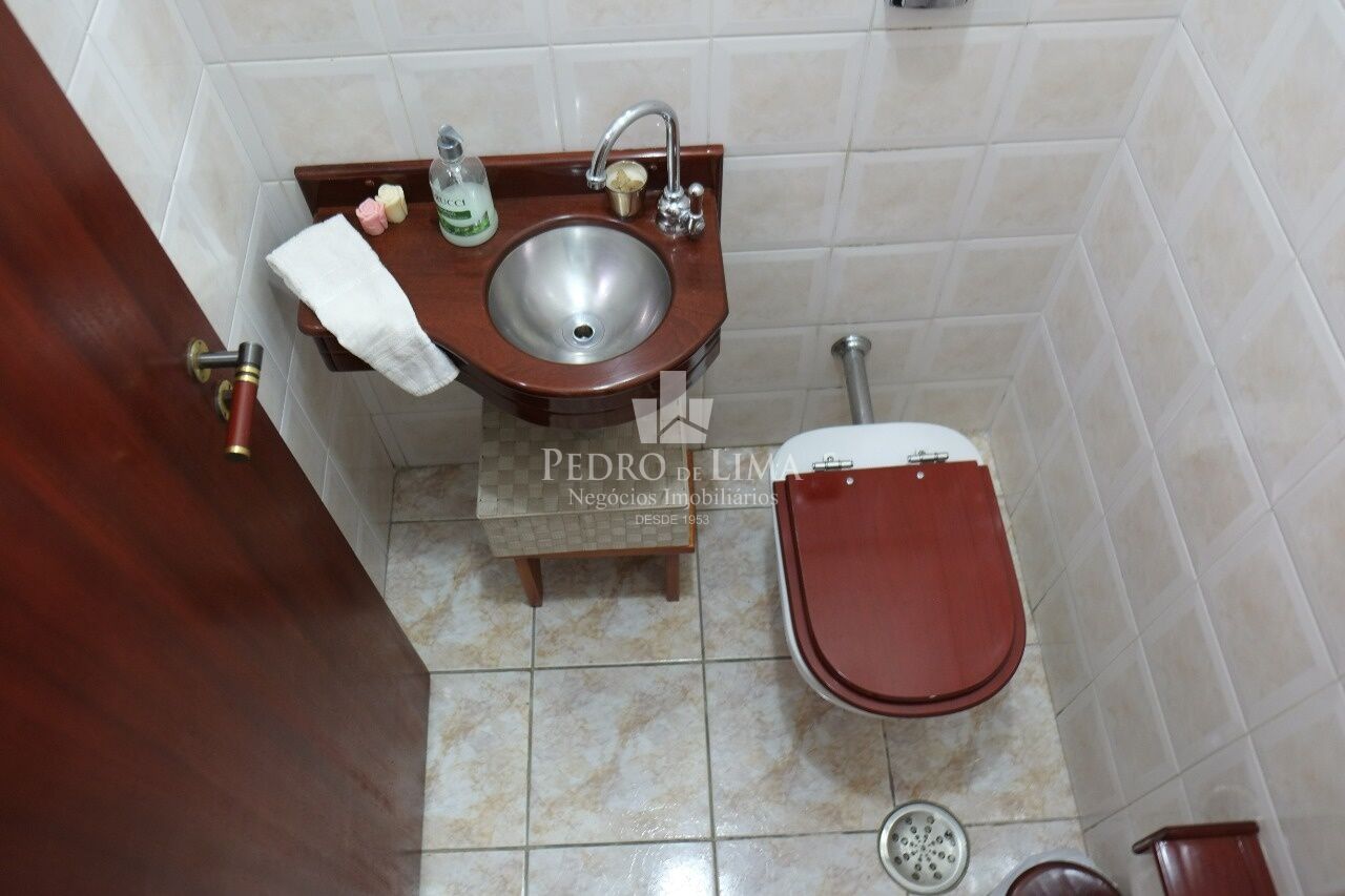 Sobrado frontal de 3 Dormitórios sendo um deles 1 suíte, edícula e 2 Vagas no Parque Novo Mundo