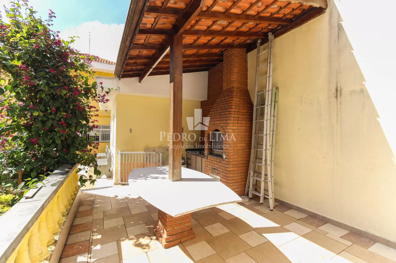 Sobrado frontal com  quartos amplos e quintal na Vila Jacui