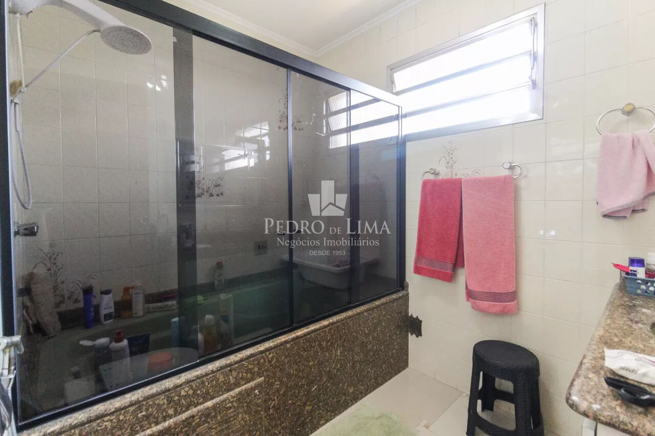 Sobrado frontal com  quartos amplos e quintal na Vila Jacui