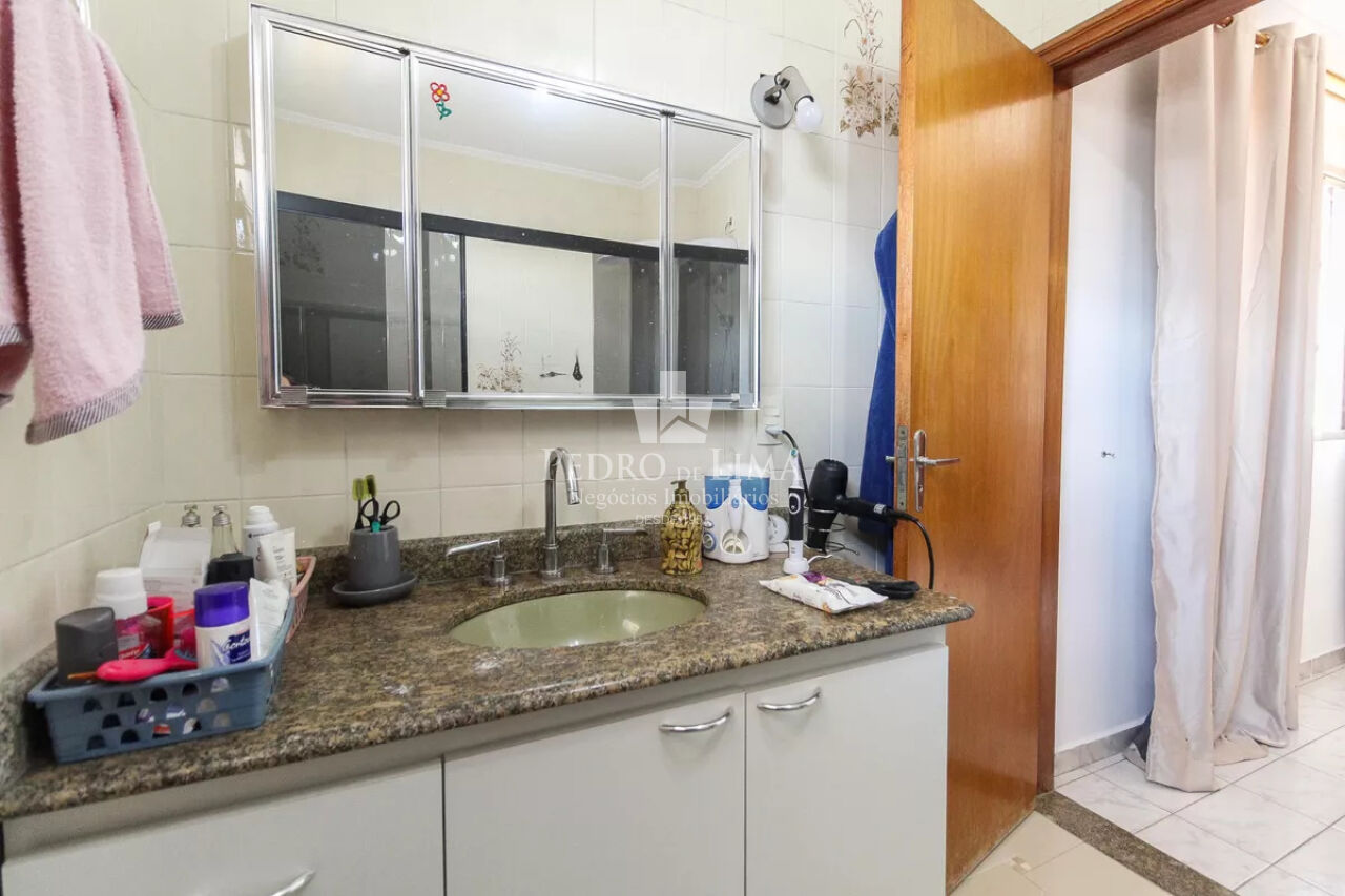 Sobrado frontal com  quartos amplos e quintal na Vila Jacui