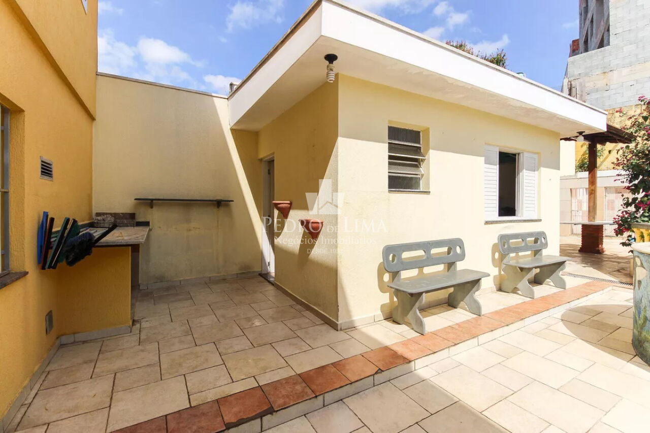 Sobrado frontal com  quartos amplos e quintal na Vila Jacui
