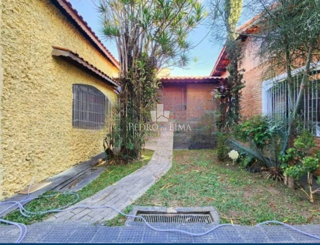 Casa Térrea terreno 10x50 de 160m² de área construída 6 vagas e piscina em São Miguel  