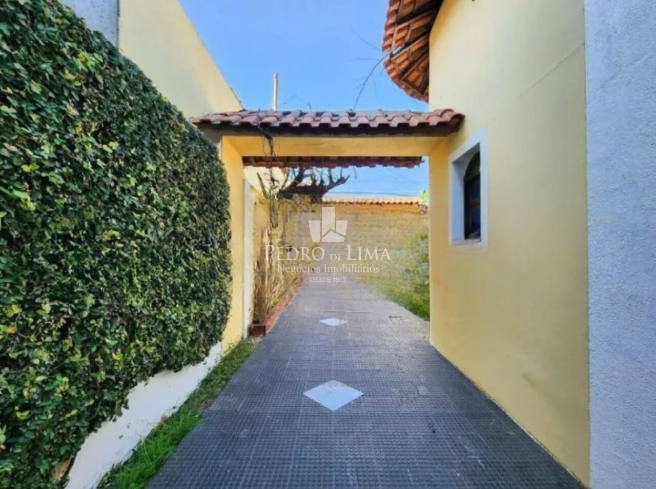 Casa Térrea terreno 10x50 de 160m² de área construída 6 vagas e piscina em São Miguel  