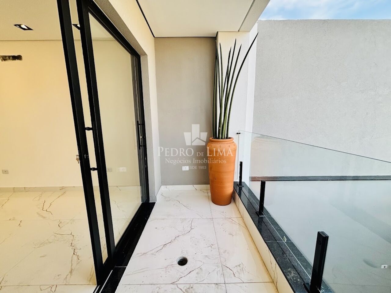 Sobrado Moderno de excelente acabamento 200m², 3 suítes, área gourmet e 2 vagas na Penha