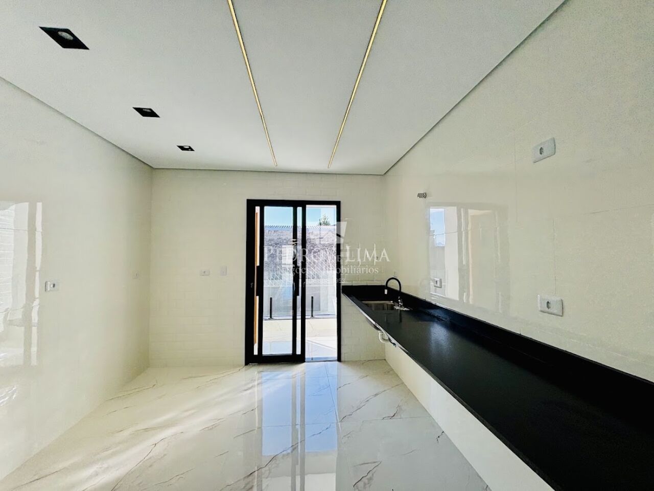Sobrado Moderno de excelente acabamento 200m², 3 suítes, área gourmet e 2 vagas na Penha