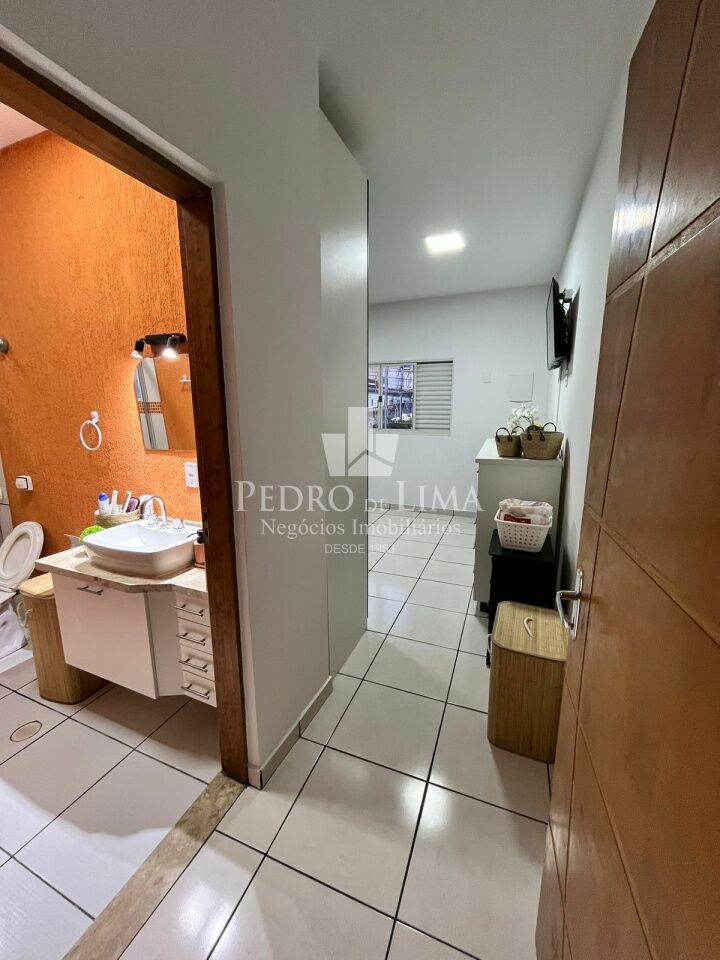 Sobrado 3 dormitórios e 4 vagas de excelente acabamento com aquecimento solar na Vila Jacui 