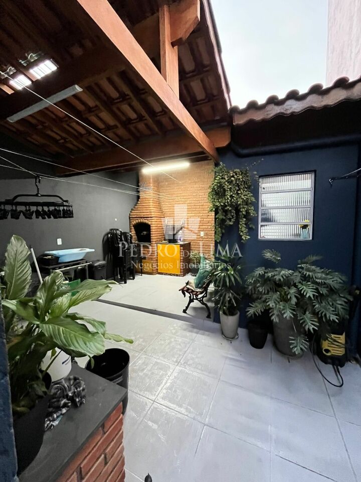 Sobrado 3 dormitórios e 4 vagas de excelente acabamento com aquecimento solar na Vila Jacui 