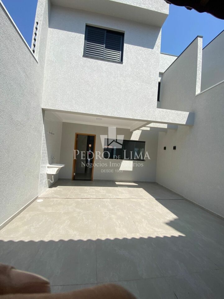 Sobrado Frontal de 3 dormitórios, sendo um deles suíte e 2 vagas na vila Jacuí