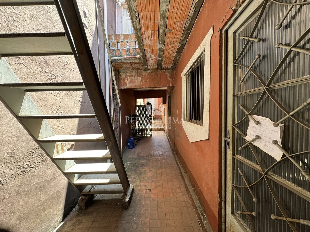 Casa assobradada, com 3 quartos, 1 vaga, não aceita financiamento, no Jardim Nordeste - Arthur Alvim