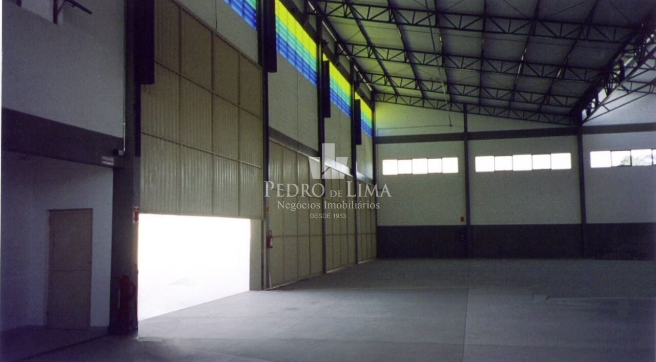 Galpão em Guarulhos com 2975m² com pátio de 1558m², Pé direito 8m², ZPE-I , Vários segmentos