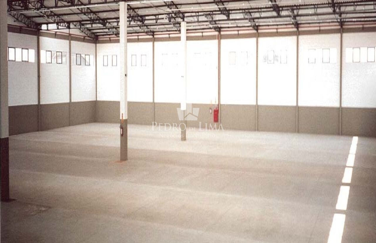 Galpão em Guarulhos com 2975m² com pátio de 1558m², Pé direito 8m², ZPE-I , Vários segmentos