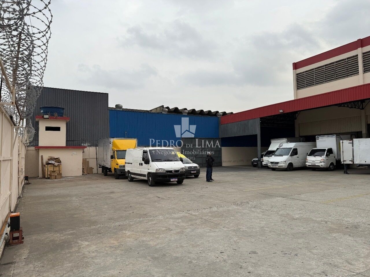 Galpão em Guarulhos com 2975m² com pátio de 1558m², Pé direito 8m², ZPE-I , Vários segmentos