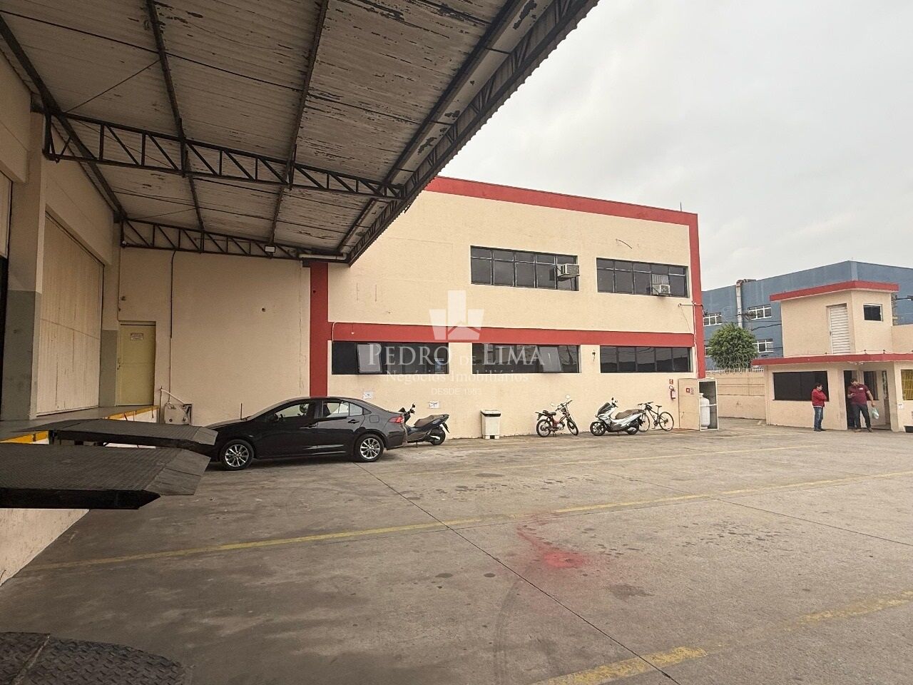 Galpão em Guarulhos com 2975m² com pátio de 1558m², Pé direito 8m², ZPE-I , Vários segmentos