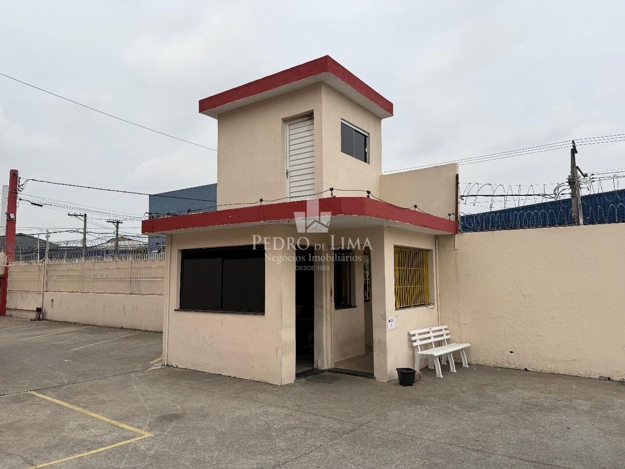 Galpão em Guarulhos com 2975m² com pátio de 1558m², Pé direito 8m², ZPE-I , Vários segmentos