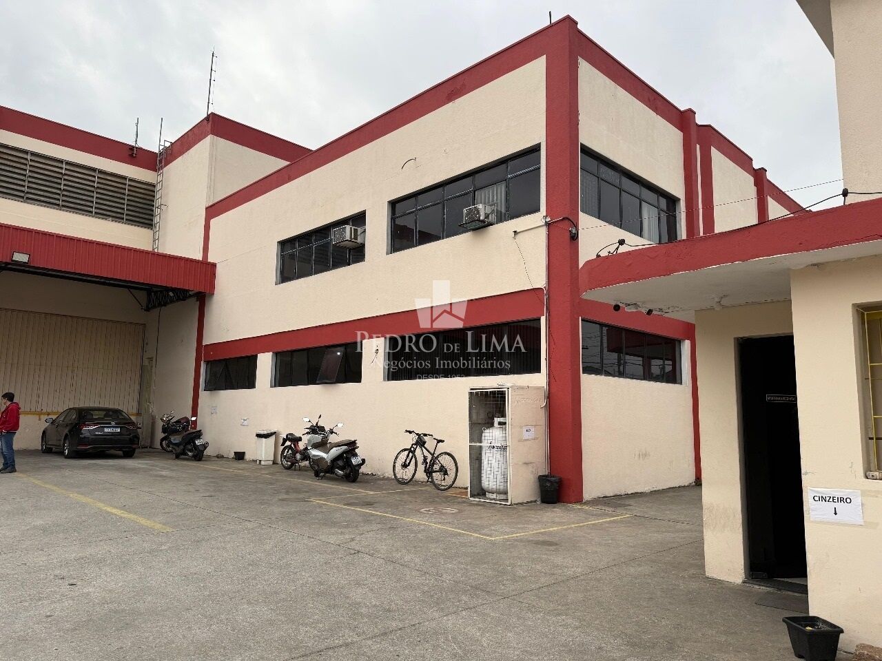 Galpão em Guarulhos com 2975m² com pátio de 1558m², Pé direito 8m², ZPE-I , Vários segmentos