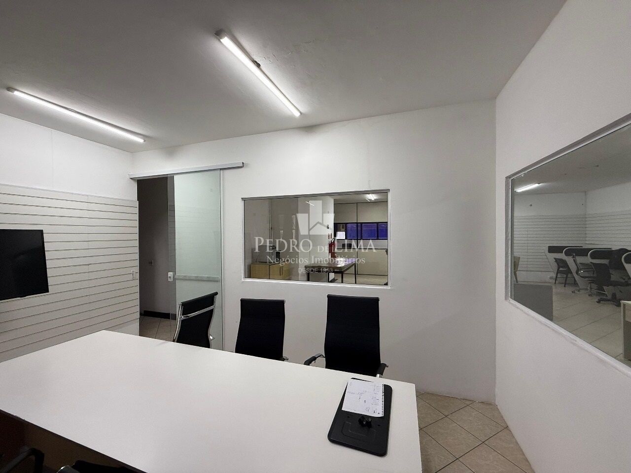 Galpão em Guarulhos com 2975m² com pátio de 1558m², Pé direito 8m², ZPE-I , Vários segmentos