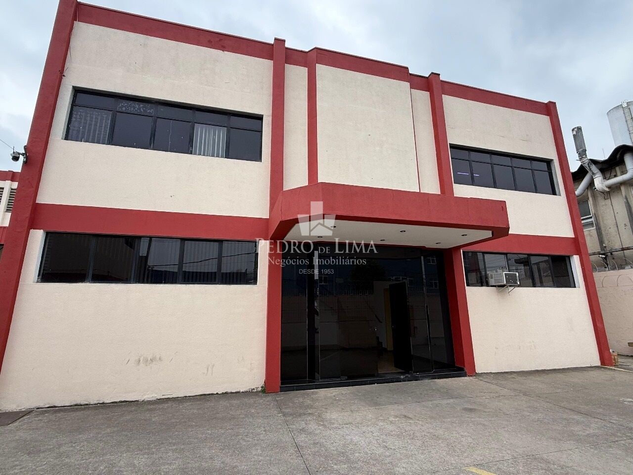 Galpão em Guarulhos com 2975m² com pátio de 1558m², Pé direito 8m², ZPE-I , Vários segmentos
