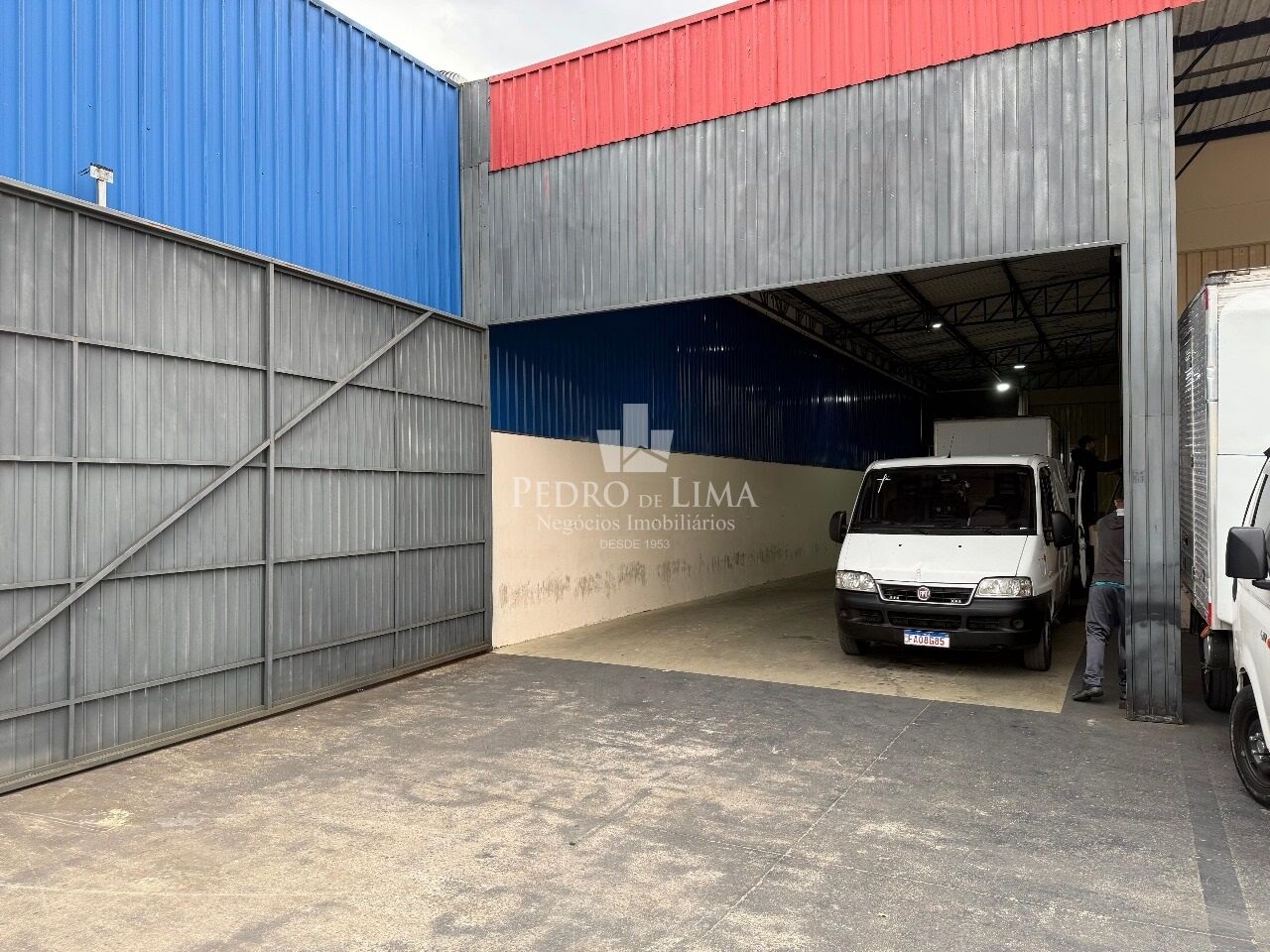 Galpão em Guarulhos com 2975m² com pátio de 1558m², Pé direito 8m², ZPE-I , Vários segmentos