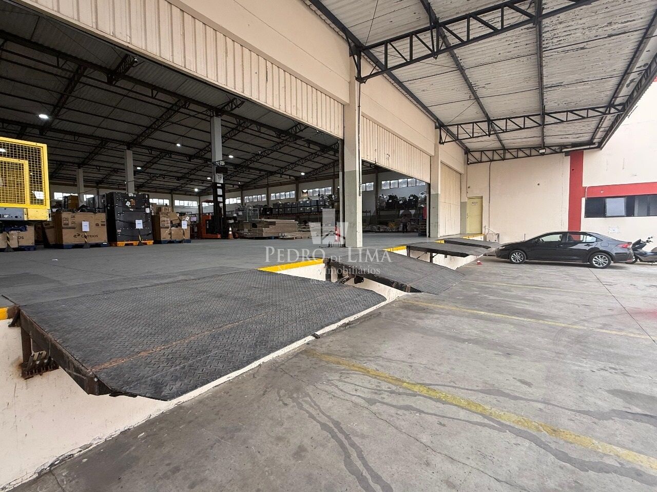Galpão em Guarulhos com 2975m² com pátio de 1558m², Pé direito 8m², ZPE-I , Vários segmentos