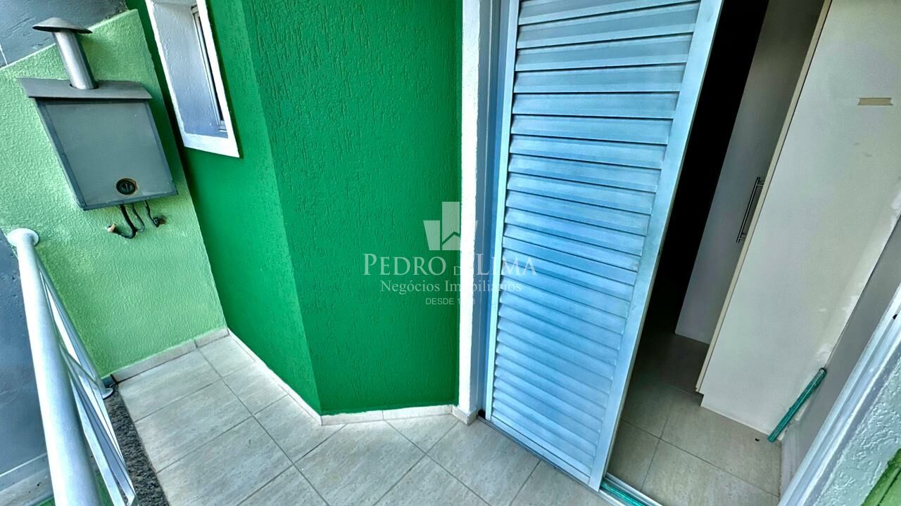 Sobrado frontal com 3 quartos sendo 1 suíte e 4 vagas de garagem na Vila Ré
