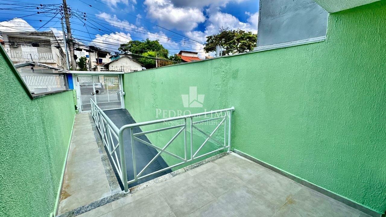 Sobrado frontal com 3 quartos sendo 1 suíte e 4 vagas de garagem na Vila Ré