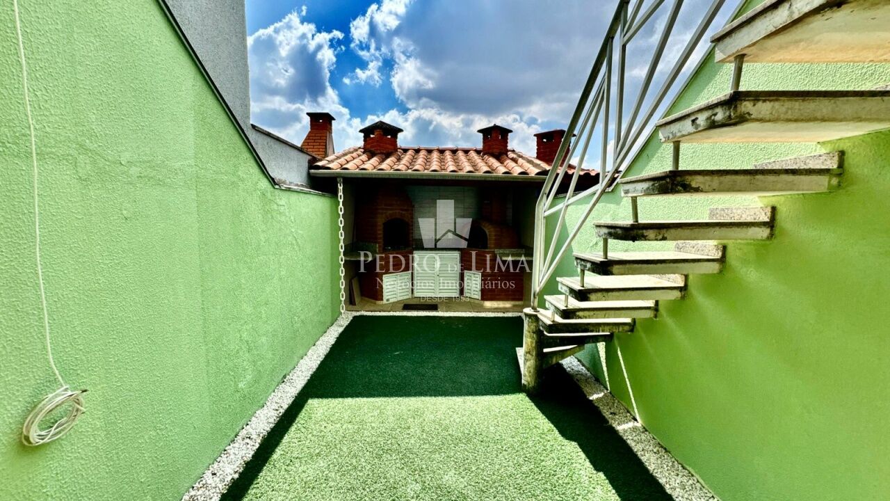 Sobrado frontal com 3 quartos sendo 1 suíte e 4 vagas de garagem na Vila Ré