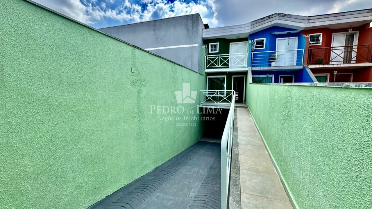 Sobrado frontal com 3 quartos sendo 1 suíte e 4 vagas de garagem na Vila Ré