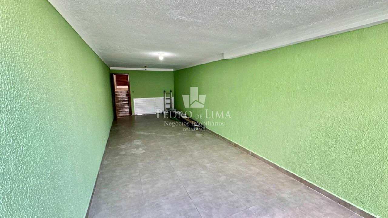 Sobrado frontal com 3 quartos sendo 1 suíte e 4 vagas de garagem na Vila Ré