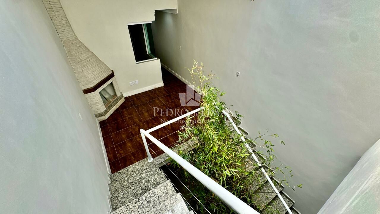 imagem do imovel Sobrado frontal com 3 quartos sendo 1 suíte e 4 vagas de garagem na Vila Ré ref: PE44234