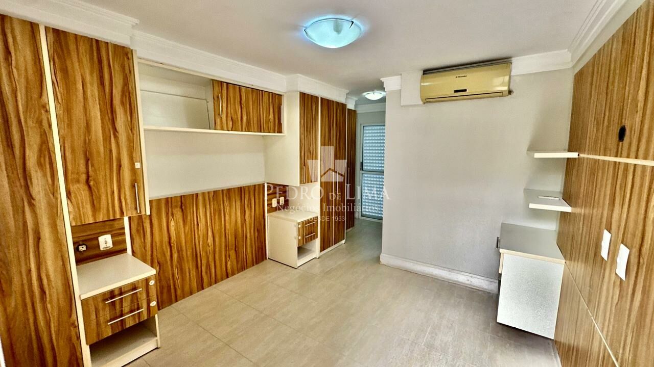 Sobrado frontal com 3 quartos sendo 1 suíte e 4 vagas de garagem na Vila Ré