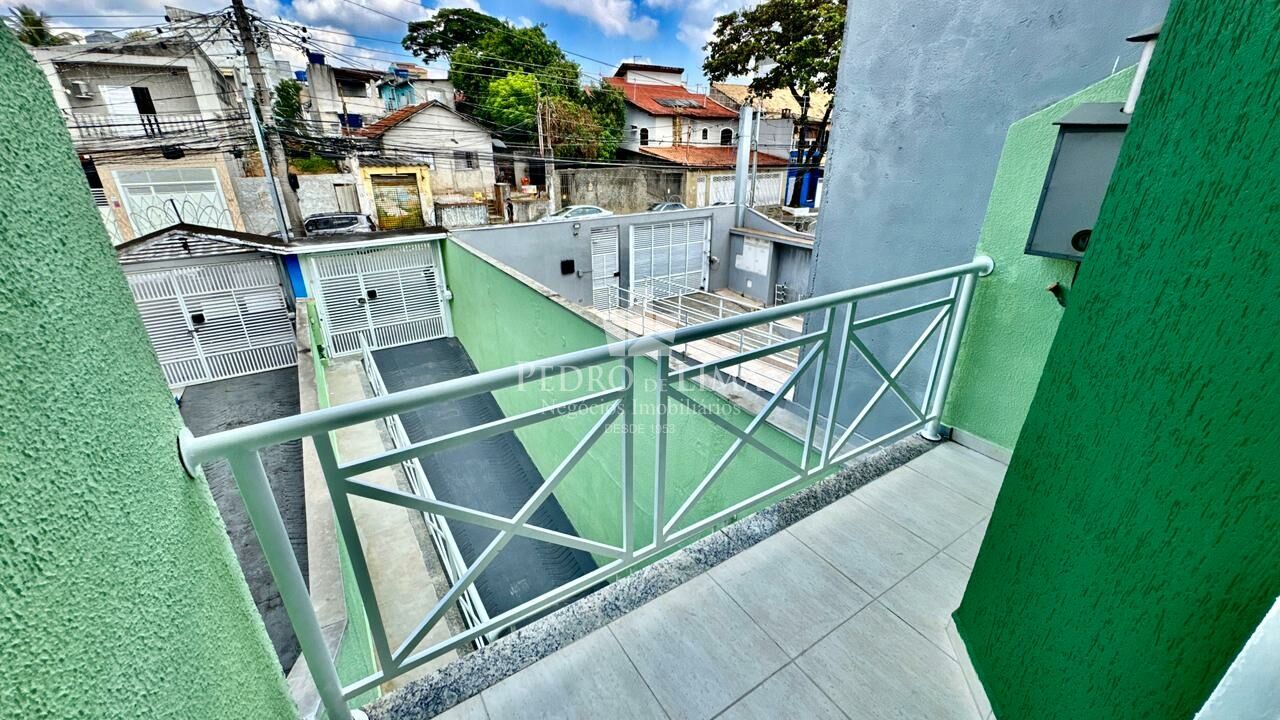 Sobrado frontal com 3 quartos sendo 1 suíte e 4 vagas de garagem na Vila Ré