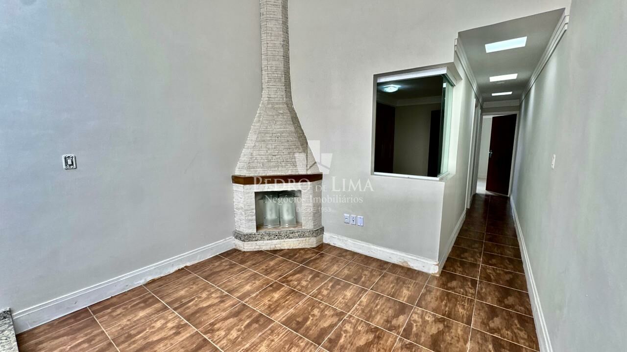 Sobrado frontal com 3 quartos sendo 1 suíte e 4 vagas de garagem na Vila Ré