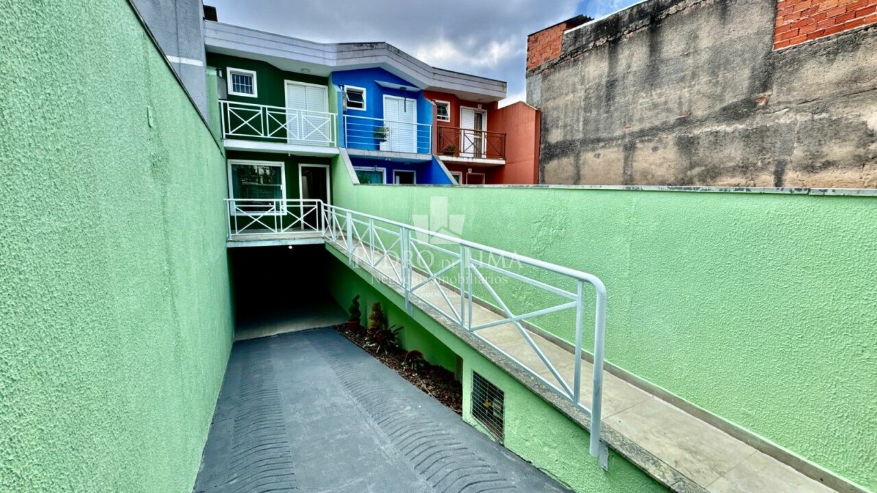 Sobrado frontal com 3 quartos sendo 1 suíte e 4 vagas de garagem na Vila Ré