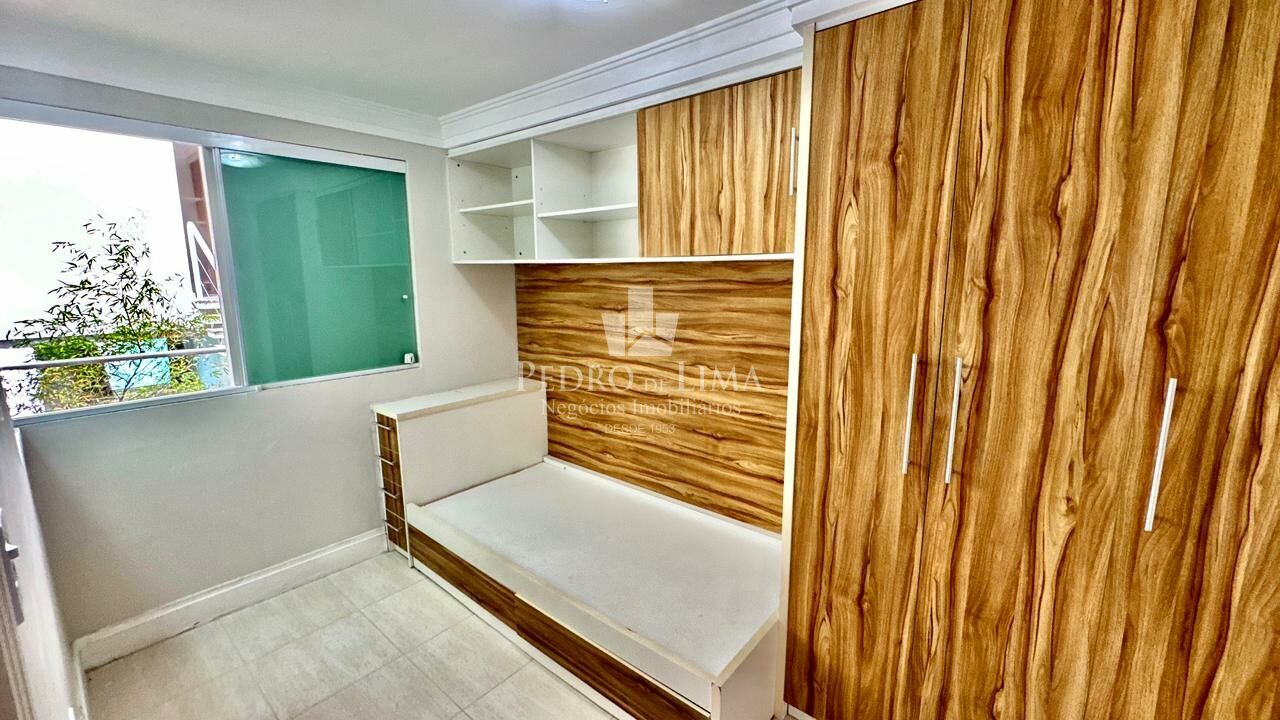 Sobrado frontal com 3 quartos sendo 1 suíte e 4 vagas de garagem na Vila Ré
