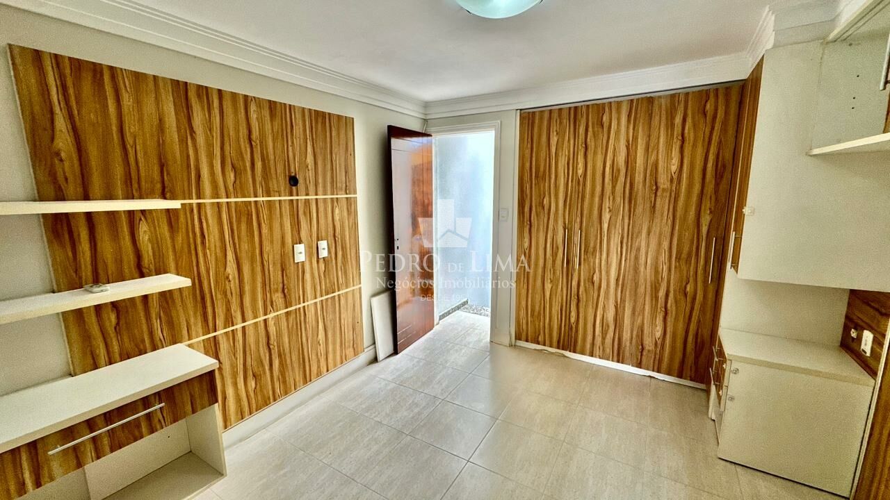 Sobrado frontal com 3 quartos sendo 1 suíte e 4 vagas de garagem na Vila Ré