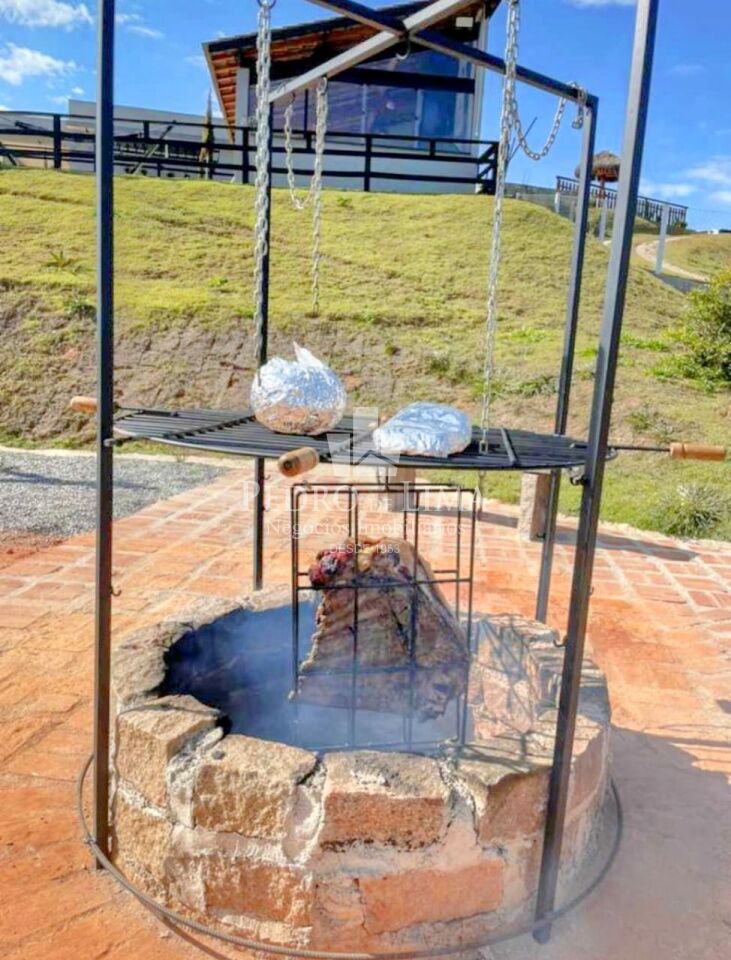 Chacará em condominio em Pedra Bela (SP) toda estruturada e mobiliada porteira fechada 2,236 m²