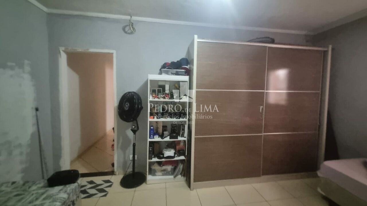 Casa térrea de 2 Dormitórios, sala, cozinha e banheiro com 1 vaga