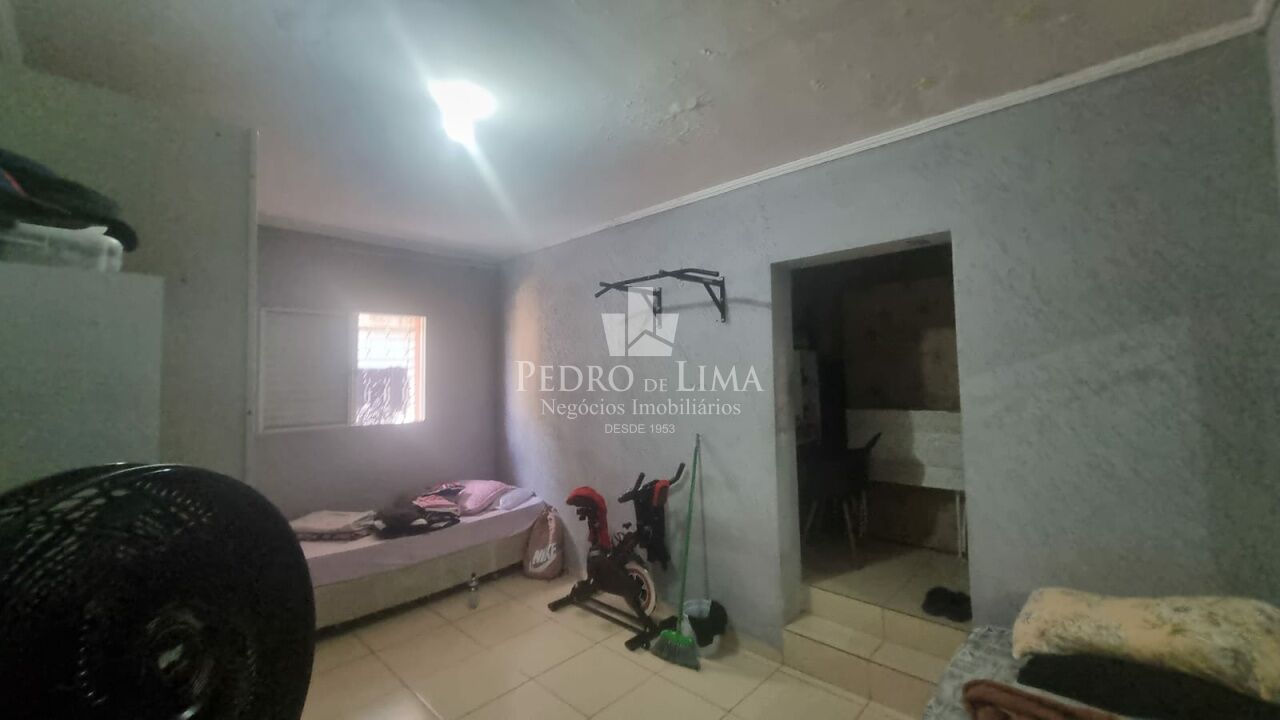 Casa térrea de 2 Dormitórios, sala, cozinha e banheiro com 1 vaga