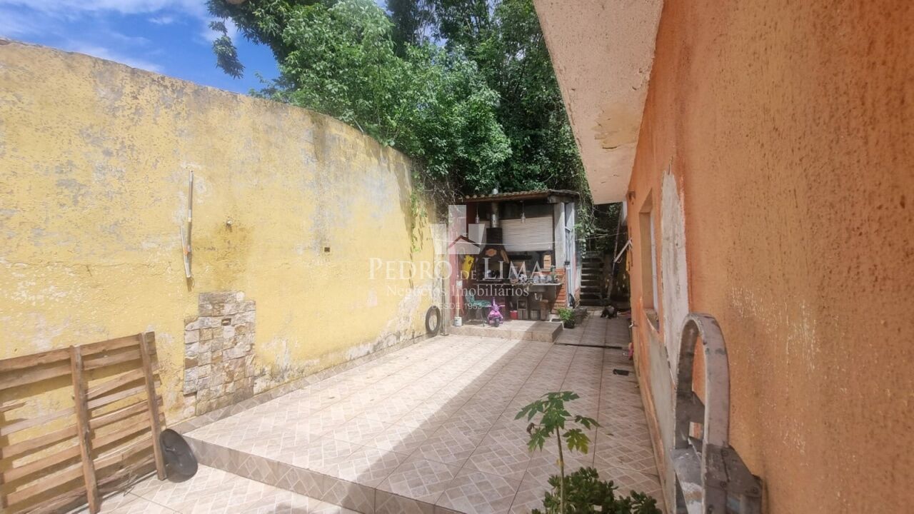 Casa térrea de 2 Dormitórios, sala, cozinha e banheiro com 1 vaga