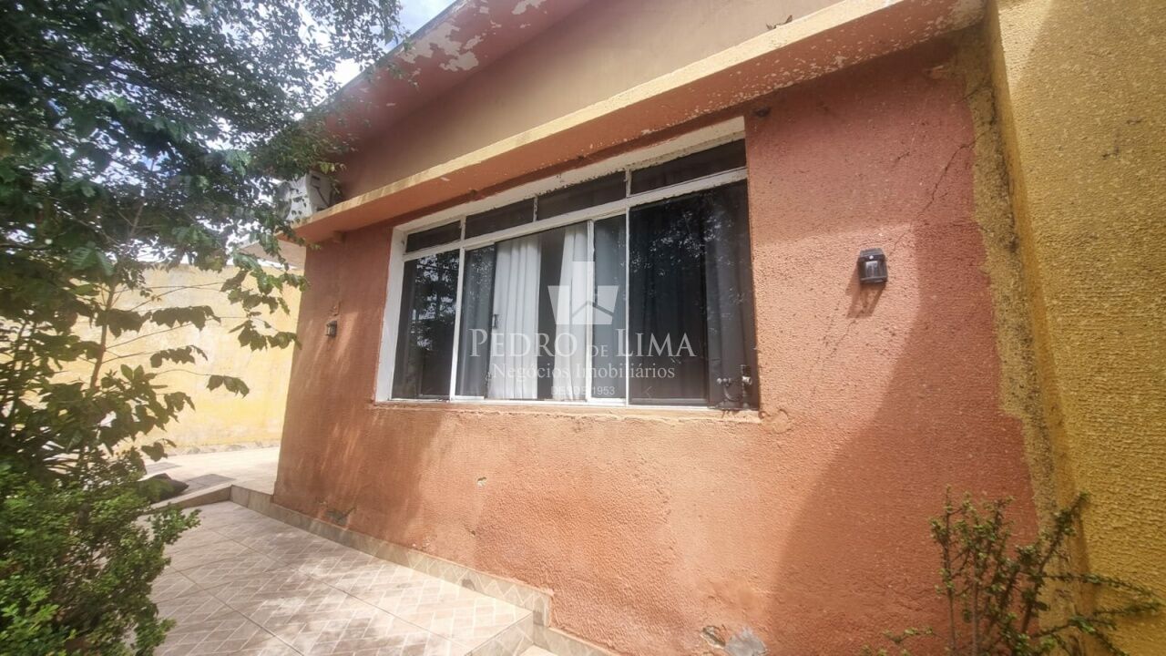 Casa térrea de 2 Dormitórios, sala, cozinha e banheiro com 1 vaga