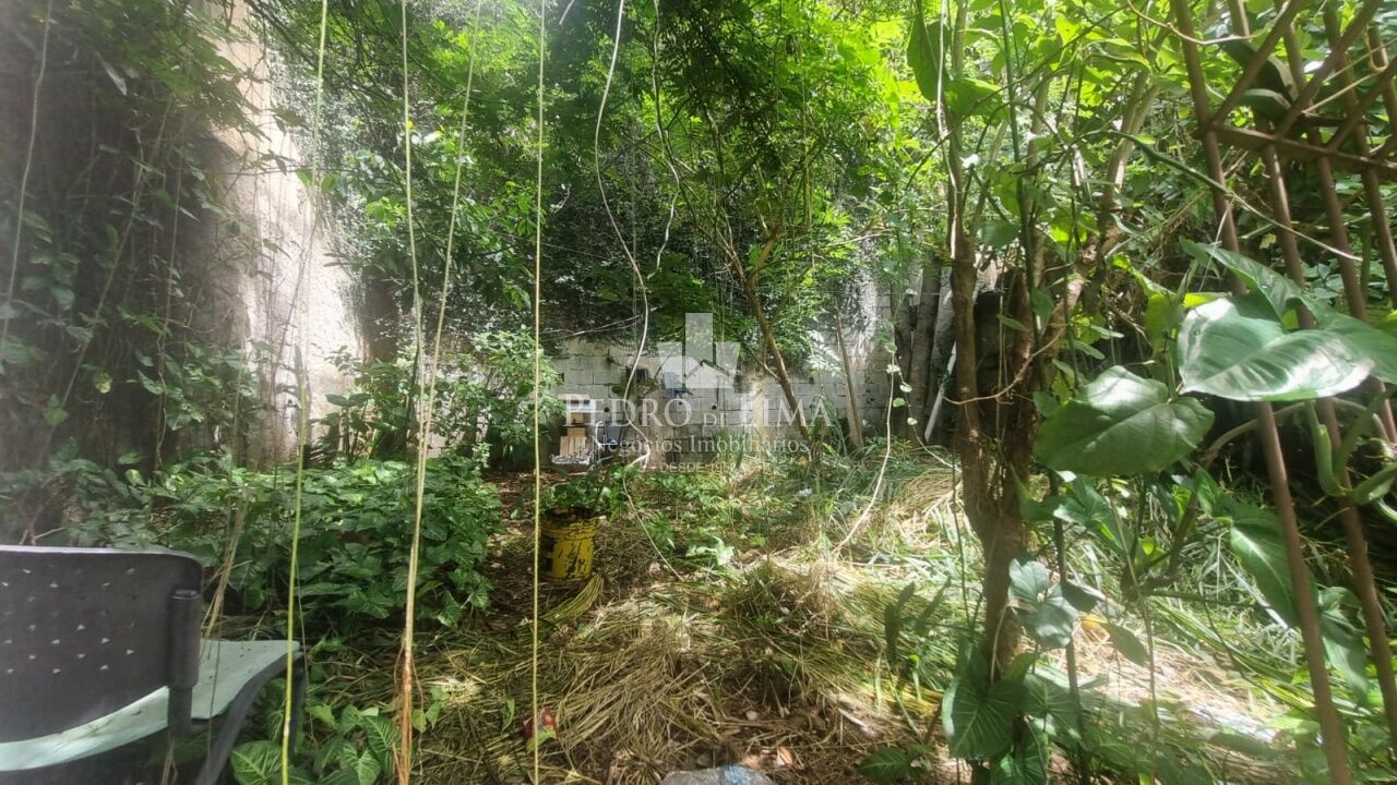 Casa térrea de 2 Dormitórios, sala, cozinha e banheiro com 1 vaga