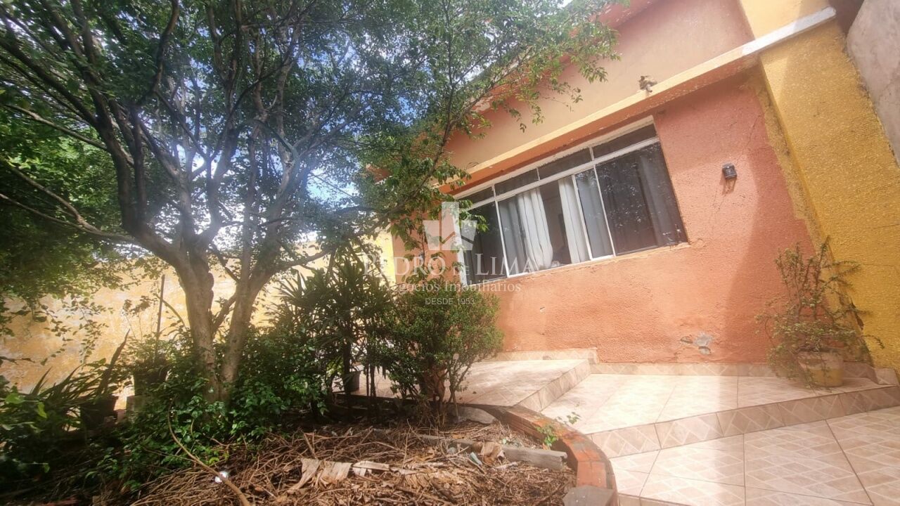 Casa térrea de 2 Dormitórios, sala, cozinha e banheiro com 1 vaga
