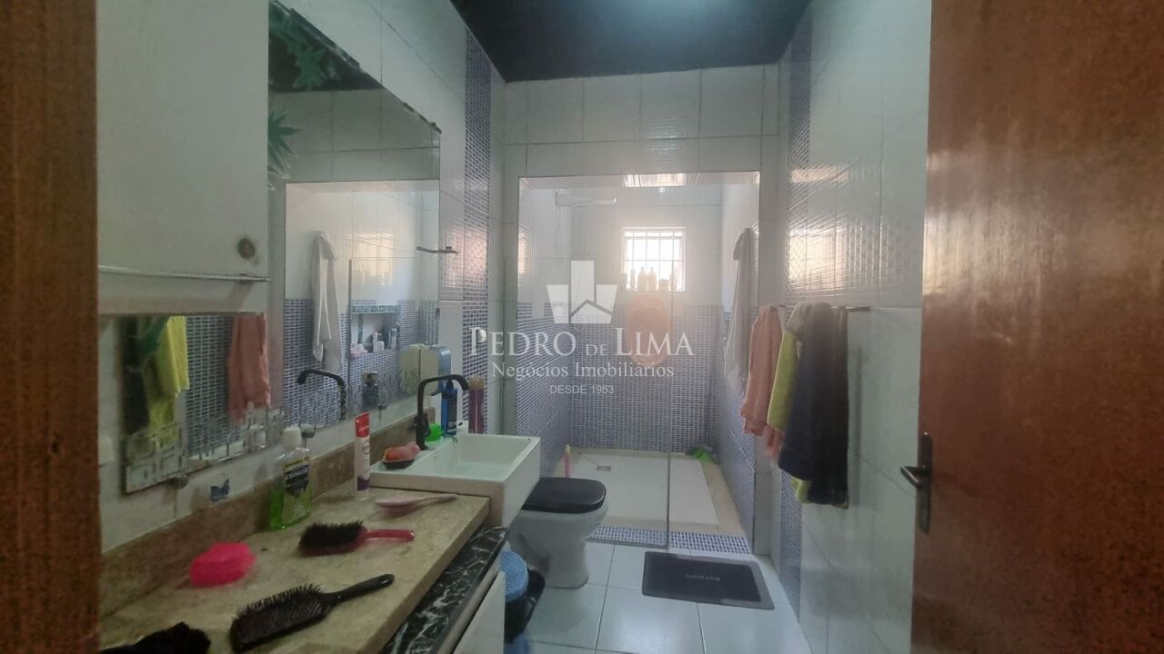 Casa térrea de 2 Dormitórios, sala, cozinha e banheiro com 1 vaga