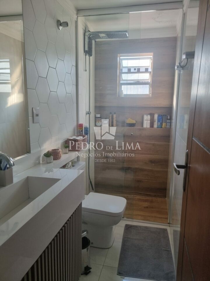 Apartamento na Vila Matilde com 2 quartos, sala com sacada e uma vaga de garagem.