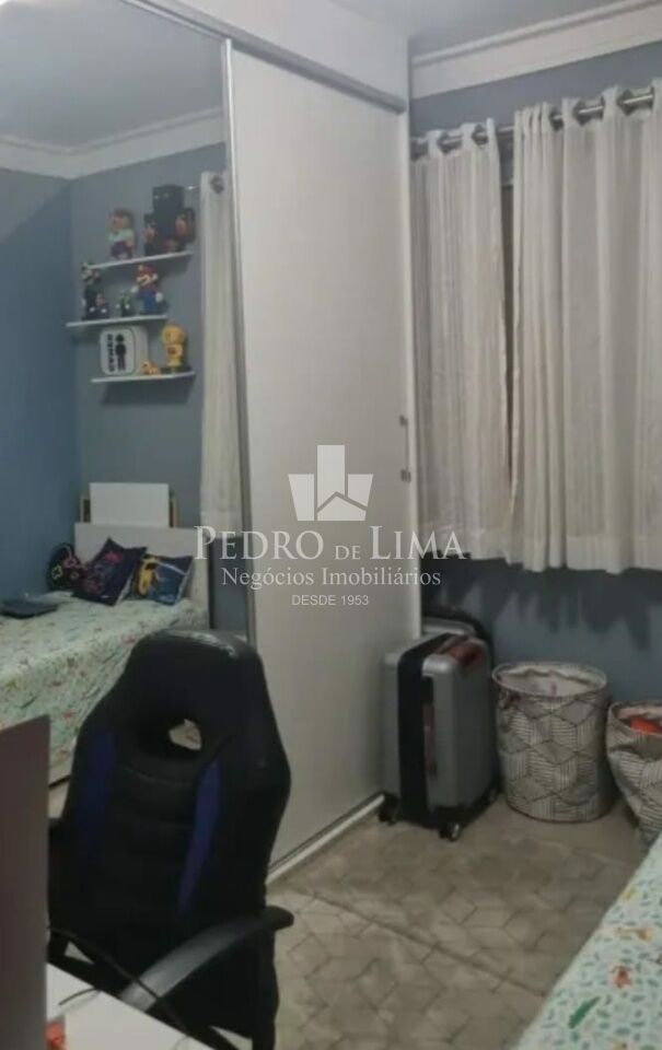 Apartamento na Vila Matilde com 2 quartos, sala com sacada e uma vaga de garagem.