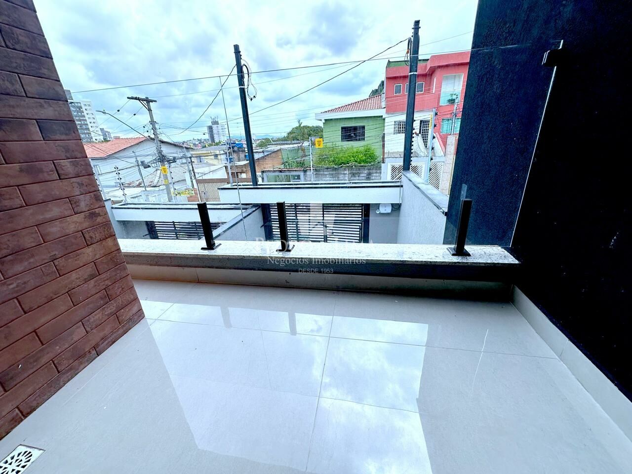 Sobrado frontal à venda, 3 dormitórios sendo 1 suíte e 2 vagas na Ponte Rasa